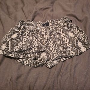 American eagle black and white shorts size 6